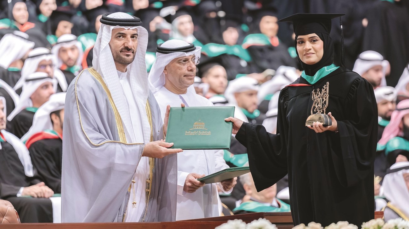 سلطان بن أحمد القاسمي يشهد حفل تخريج طلبة الدراسات العليا بجامعة الشارقة
