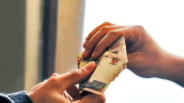 هل يجوز إعطاء الصدقة للأخت المحتاجة؟.. أمين الفتوى يجيب