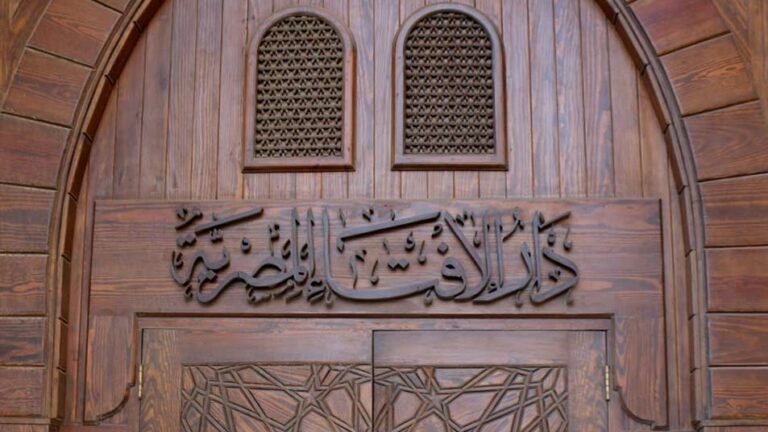 حكم إثبات الحضور للزميل الغائب عن العمل.. دار الإفتاء تحذر