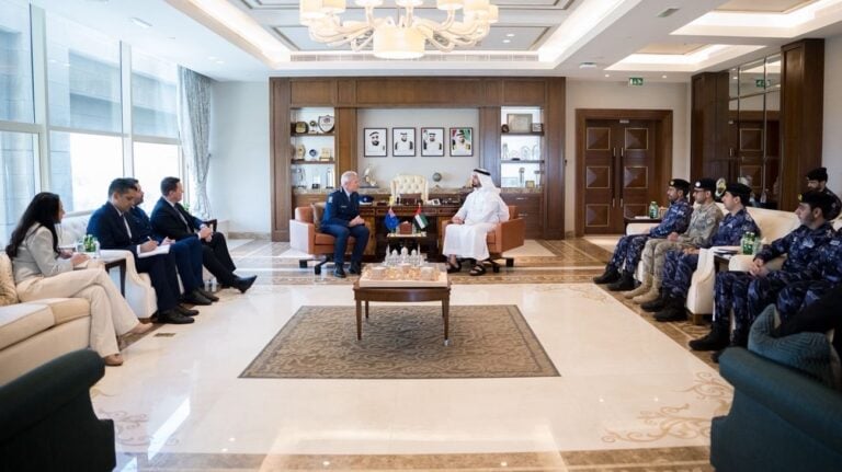 سيف بن زايد يبحث سبل تعزيز التعاون مع نيوزيلندا