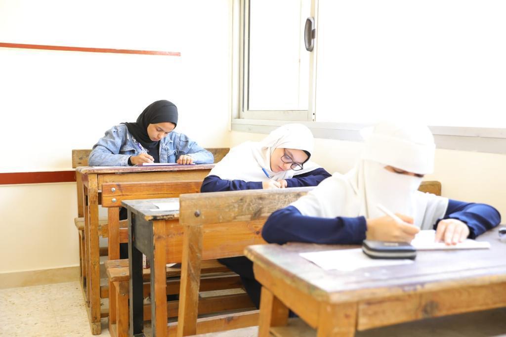 163 ألف طالب وطالبة بالقسم العلمي يؤدون امتحانات الثانوية الأزهرية غدا
