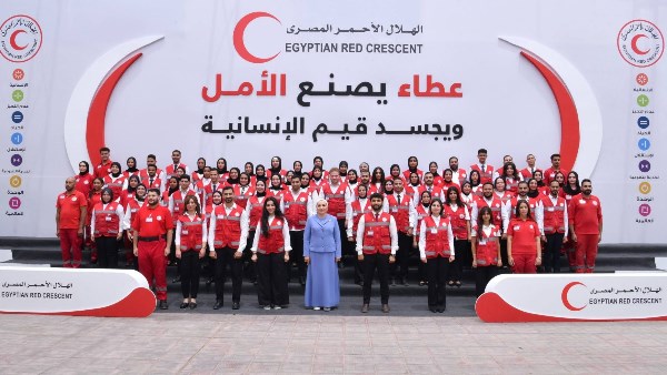 السيدة انتصار السيسي تحتفي بمتطوعي الهلال الأحمر: “كل التقدير لكل يد امتدت بالعون لخدمة الإنسان”