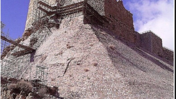 بعد 5 أشهر من الانهيار.. 300 حجر أثري تعيد الحياة لجدار قلعة الكرك الأردنية
