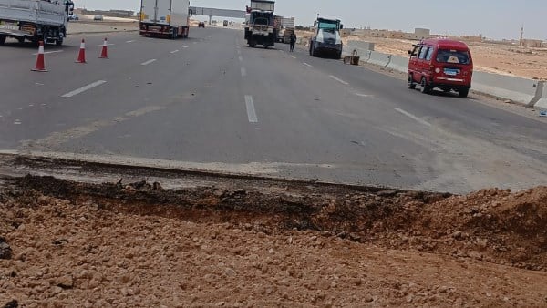 بالصور.. إصلاح هبوط أرضي بالطريق الدولي الساحلي مطروح الإسكندرية