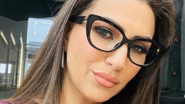 أنوثة وجمال راقٍ.. إيمان عز الدين تسحر العيون بإطلالة ناعمة