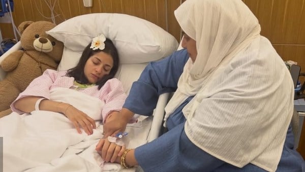 بصورة من المستشفى.. منى فاروق تكشف تفاصيل أزمتها الصحية وخضوعها لعملية جراحية