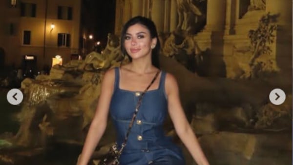 كارولين عزمي بفستان لافت في أحدث ظهور.. صور