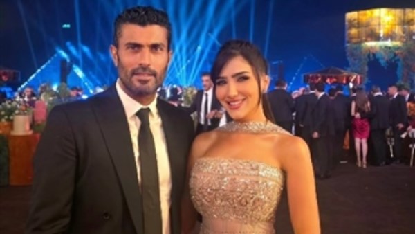 بسعر خيالي.. تفاصيل فستان مي عمر حديث السوشيال ميديا