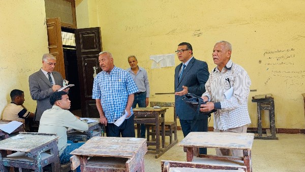 غش ومخالفات في امتحانات المحافظات.. تداول أسئلة امتحان اللغة العربية بالقليوبية.. وإحالة 4 ملاحظين بلجنة دبلومات فنية بقنا بسب “محمول”