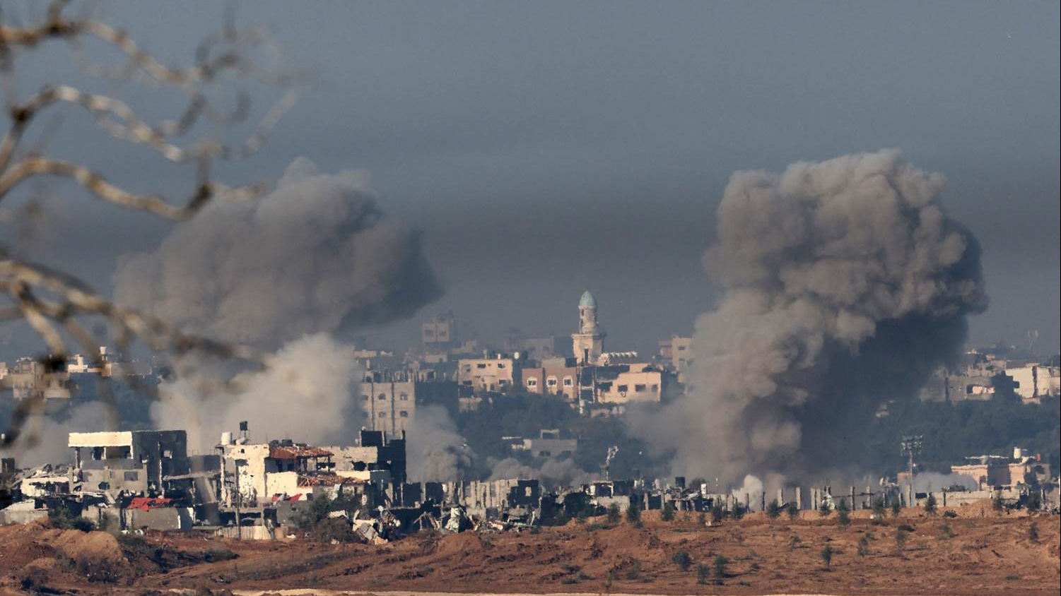 الخارجية الفلسطينية تدين قصف خيام النازحين في حي الرمال بغزة وتصفه بجريمة إبادة جماعية