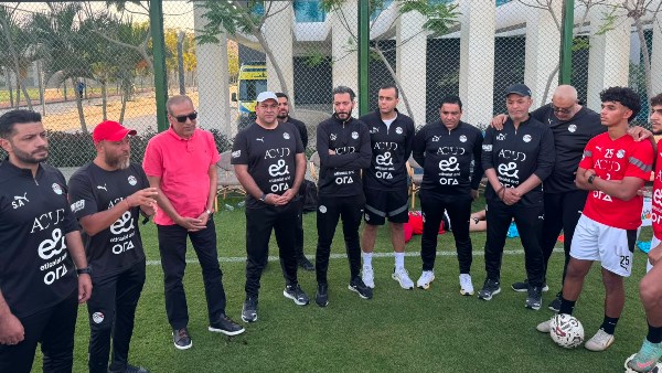 مصطفى عزام يجتمع بمنتخب الشباب ويؤكد دعم اتحاد الكرة لهم ببطولة شمال أفريقيا