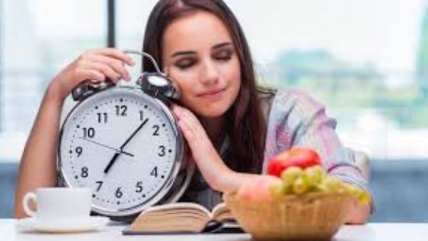 أفضل أطعمة تساعد على النوم الهادئ ليلاً.. الخس والزبادي والموز الأرخص