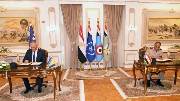 شاهد.. وزير الدفاع يشهد التوقيع على اتفاق تعاون مع البوسنة والهرسك