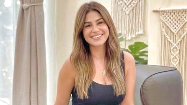 منة فضالي تثير الجدل بإطلالة برفقة كلبها