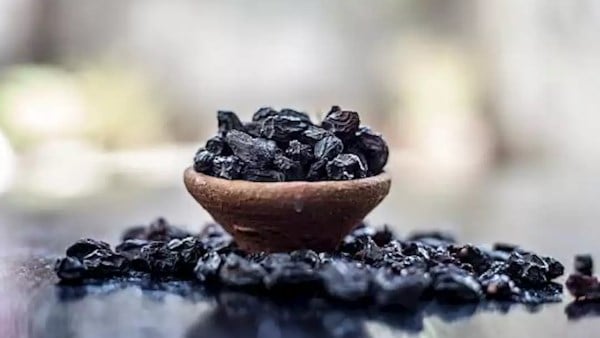 ماذا يحدث لجسمك عند تناول الزبيب الأسود؟