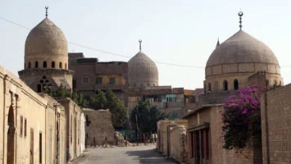 ما حكم الصلاة في مسجد محاط بالقبور؟ .. علي جمعة يجيب