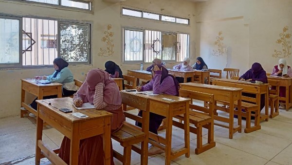 طلاب العلمي بالثانوية الأزهرية يؤدون امتحان الرياضيات البحتة.. صور