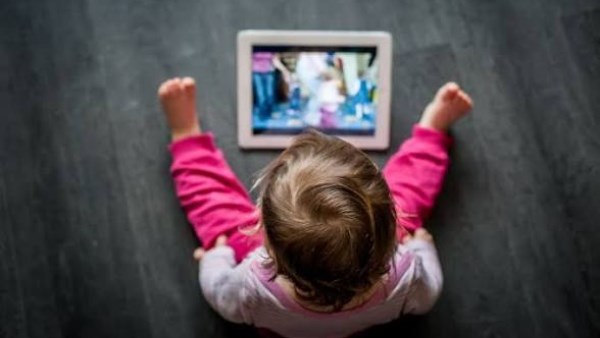 هل تسبب التكنولوجيا والسوشيال ميديا في الإصابة باضطراب فرط الحركة وتشتت الانتباه ADHD لدى الأطفال؟.. خبراء يوضحون