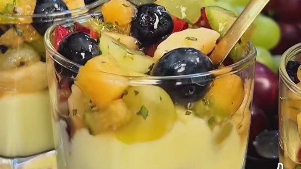 طريقة عمل الفروت سلاد بالكاسترد.. حلوى صيفية منعشة