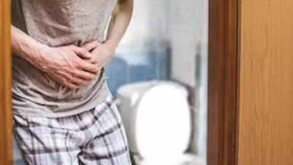 عادة شائعة أثناء الجلوس في الحمام تسبب البواسير ونزيف المستقيم .. متى يصبح الأمر خطيرًا؟