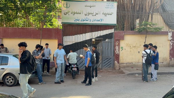 بيراجعوا القرآن.. طلاب الثانوية الأزهرية يتوافدون على لجان الامتحانات.. فيديو وصور