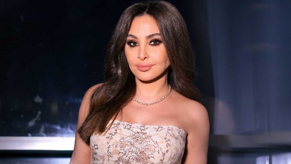 ناقد موضة يحرج إليسا بسبب فستانها في مصر.. صور