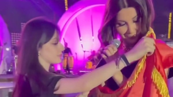 فتاة عراقية تفاجئ نانسي عجرم على المسرح بحفلها الأخير.. ماذا فعلت؟