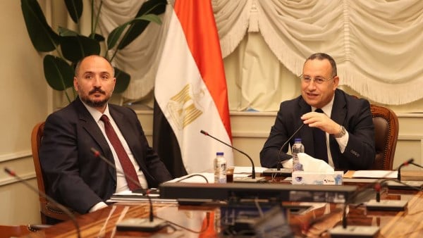 وزير التعليم العالي يعقد اجتماعًا لتكثيف إطلاق القوافل المتكاملة داخل وخارج مصر