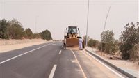 محافظ أسوان يوجه برفع الرمال من طريق المطار لضمان السيولة المرورية