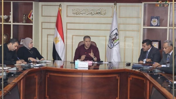 سكرتير عام بني سويف يعقد اجتماعًا لمتابعة الموقف المالي والتنفيذي لمشروعات الخطة الاستثمارية