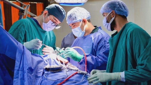 “اتكلمي معانا”.. فريق طبي بجامعة أسيوط يجري جراحة مخ لسيدة أثناء اليقظة