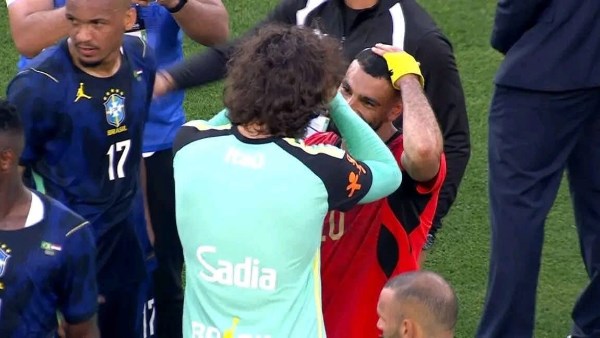 أليسون يفجر مفاجأة: ليفربول يفتقد صلاح بعد رحيله