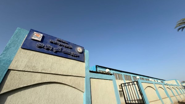 محافظ قنا يوجّه بسرعة تشغيل وتدريب الكوادر الفنية للمجزر نصف الآلي بـ«قوص» | صور