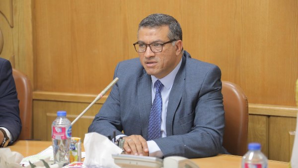 محافظ قنا يوجه بالإعلان عن جداول وخطط توزيع الأسمدة الزراعية