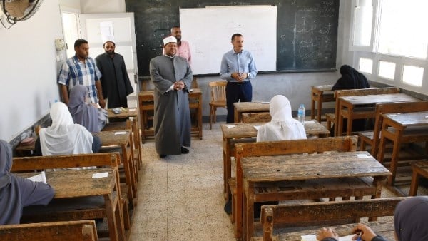 أخبار أسوان: لحظات مؤثرة فى توديع معلمة أثناء دفنها.. ومتابعة لامتحانات الشهادة الثانوية الأزهرية.. و3 آلاف فرصة عمل
