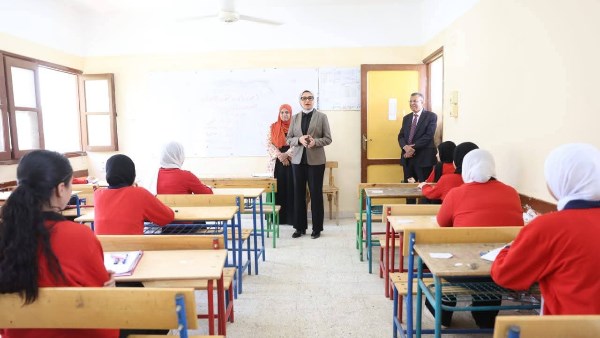 يؤديها ٥٥٦٨ طالبًا وطالبة.. محافظ الوادي الجديد تتابع امتحانات الشهادة الإعدادية