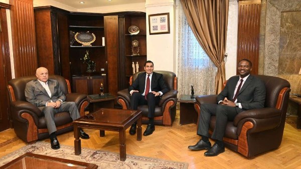 بحضور رئيس اتحاد الكرة.. وزير الرياضة يلتقي الأمين العام  للاتحاد الأفريقي لكرة القدم