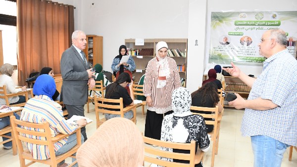 رئيس جامعة قناة السويس يتابع انتظام لجان امتحانات كلية الألسن