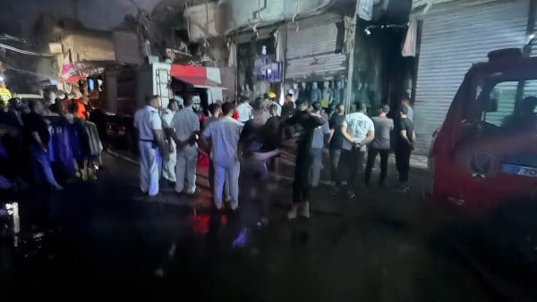 عاجل .. السيطرة على حريق هائل بمحل تجاري بشارع البورصة بطنطا بسبب ماس كهربائي