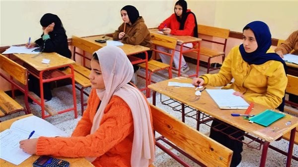 تعليم القليوبية: إحالة موظفة للشئون القانونية حاولت مساعدة نجلها فى امتحانات الإعدادية