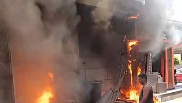 السيطرة على حريق بمطعم شهير بطنطا إثر ماس كهربائي.. صور