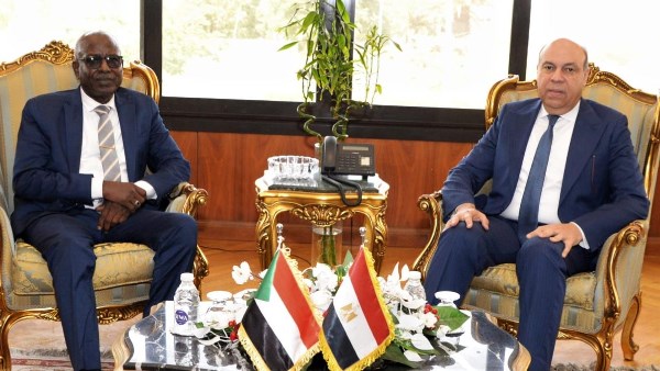 وزير الطيران يستقبل وزير البنية التحتية والنقل السوداني لتعزيز التعاون