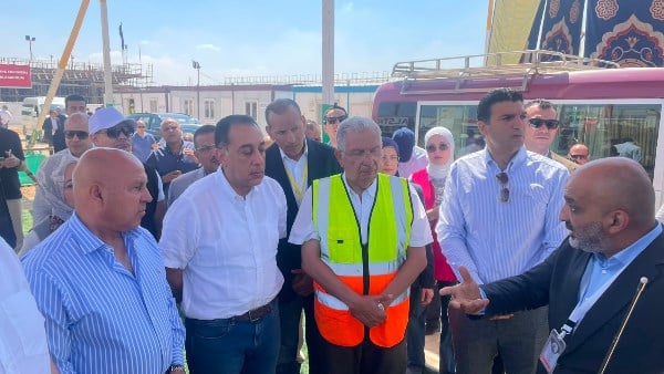 رئيس الوزراء يتفقد مصنع مكونات وأنظمة السكة الحديد بالإسكندرية