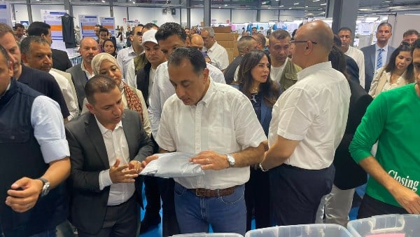رئيس الوزراء يتفقد مصنع ملابس جاهزة بالإسكندرية ويؤكد دعم الصناعة الوطنية