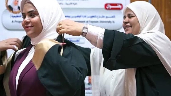 8 بنات يحملن الدكتوراه.. باحثة تروي قصة أم صنعت معجزة تعليمية
