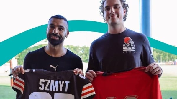 محمد صلاح يتبادل القميص مع أندريه، نجم فريق كليفلاند براونز لكرة القدم الأمريكية
