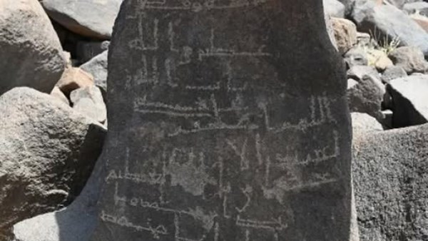 منها نقوش باسم عمر بن الخطاب.. 1774 مكتشفاً أثرياً تكشف عمق تاريخ المهد بالسعودية