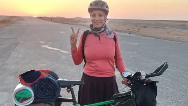 لمسافة 700 كيلومتر.. سيدة تخوض مغامرة استثنائية بالدراجة من القاهرة إلى الوادي الجديد