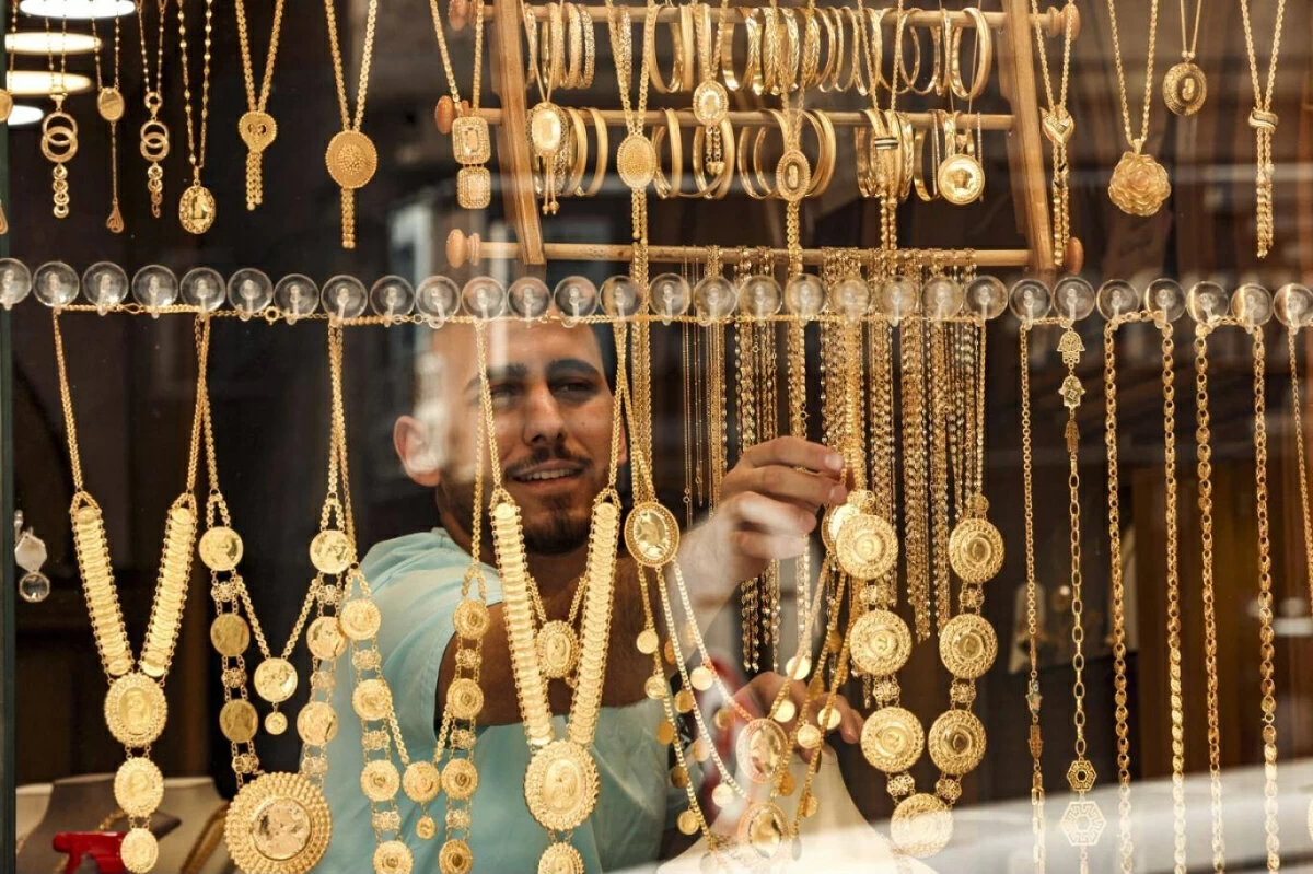 مصر تفرض زيادة على مصنعية الذهب.. موعد التطبيق وهل سيؤثر على سعر السبيكة؟