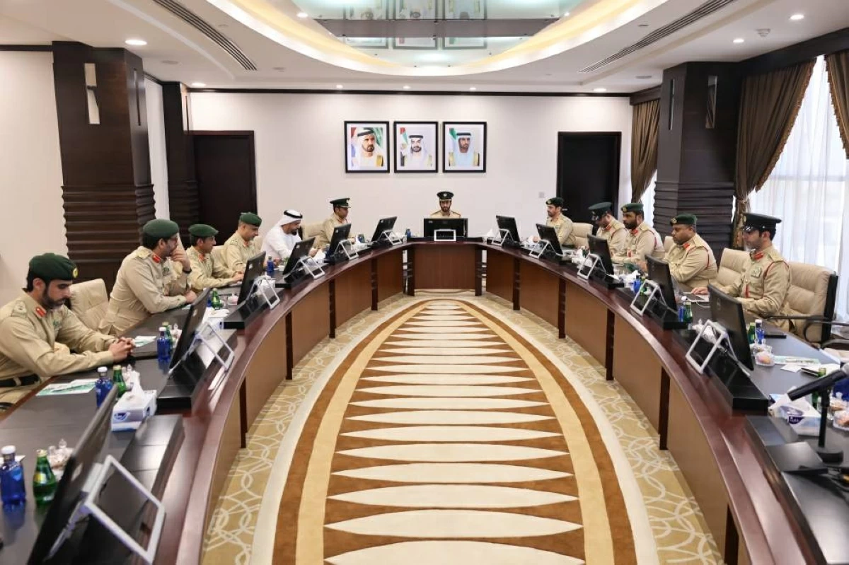 شرطة دبي تناقش خطة التحول الرقمي بالذكاء الاصطناعي